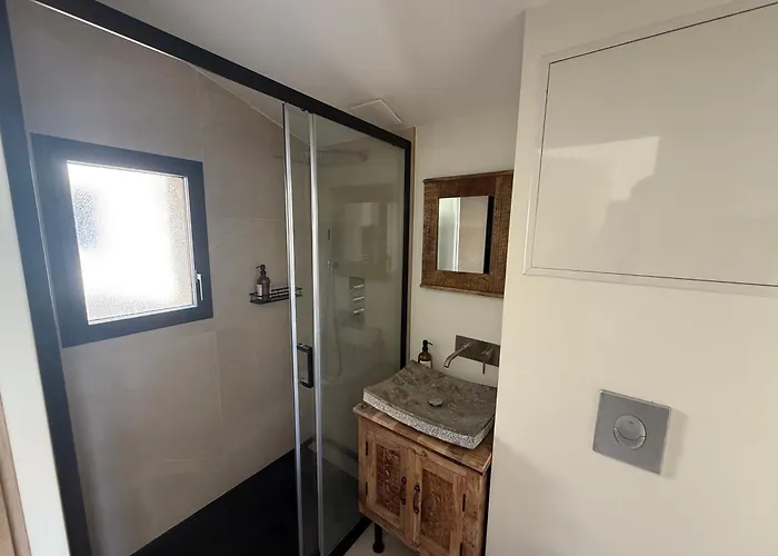 Neuf Avec Jardin Climatisation Smart Tv, Apartment